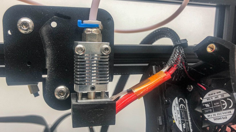 Hier geht der Bodenschlauch vom Extruder-Motor ins Hotend über, wo der Kunststoff geschmolzen und durch eine Düse ausgegeben wird.