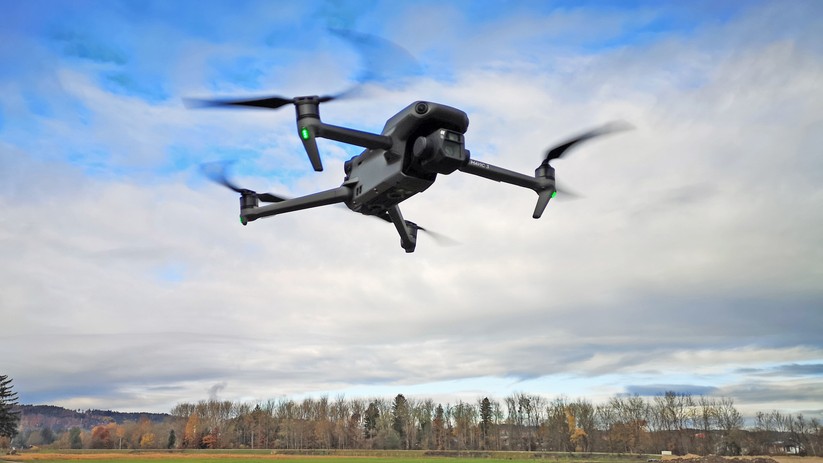 Die DJI Mavic 3 reagiert zuverlässig und bleibt auch bei Wind stabil.