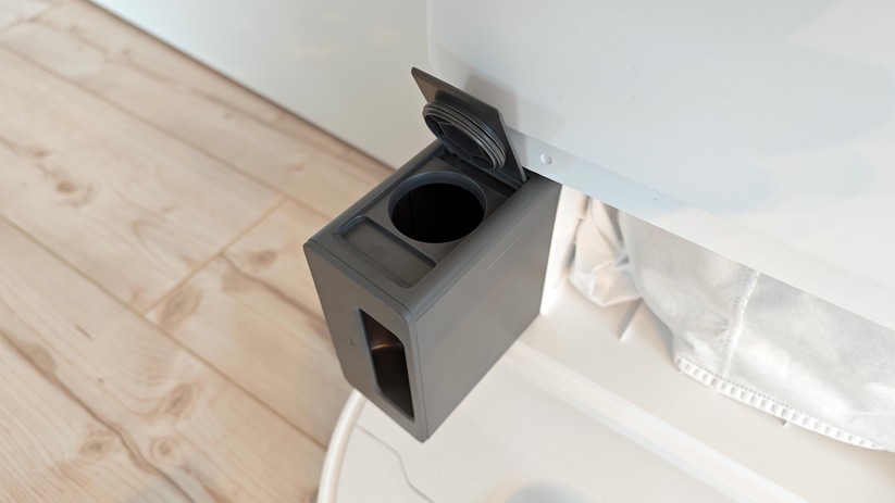 Der Dreame L10s Pro Ultra Heat nimmt Reinigungsflüssigkeit (nicht schäumend!) über den Zusatztank auf und mischt es bei