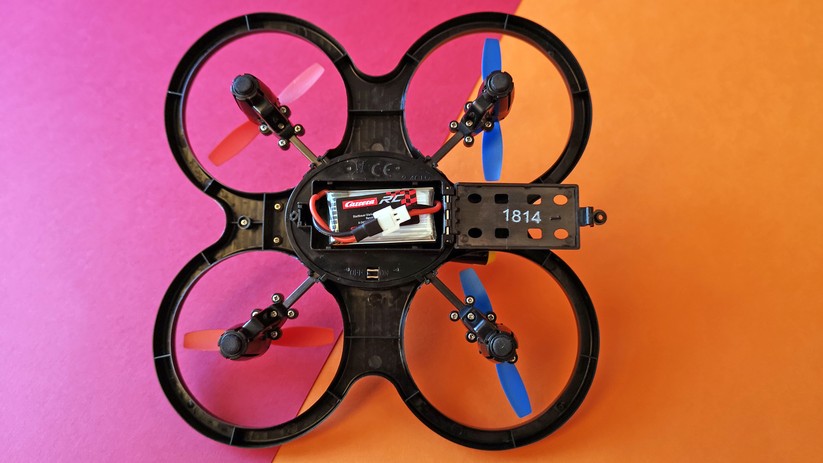 Das Akkufach ist mit einer Schraube gesichert. In der Praxis ist das sehr unpraktisch.