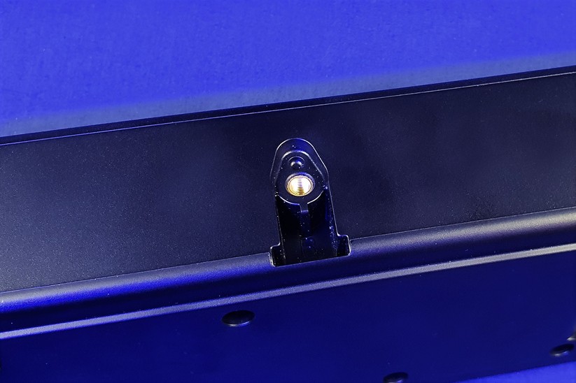 Panasonic SC-HTB496: Die Soundbar ist für die unproblematische Wandmontage bereits vorbereitet.