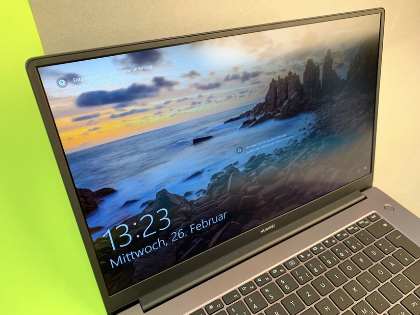 Das Display ist matt und stellt Farben gut dar. Die maximale Helligkeit ist aber mittelmäßig
