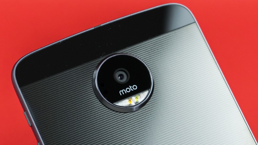 Links der Linse der 13-Megapixel-Kamera sitzt der Laser-Autofokus, unterhalb der Dual-Color-LED-Blitz.