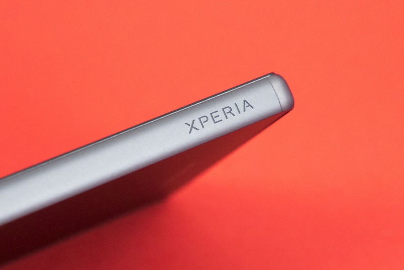 „XPERIA“-Schriftzug auf der Seite