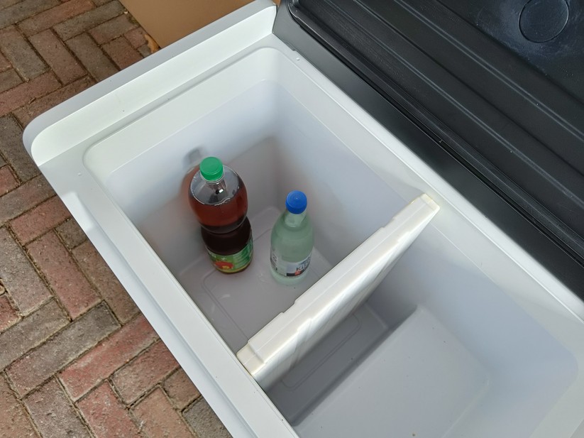 In den teilbaren Innenraum passen problemlos auch große 1,5-Liter-Flaschen.