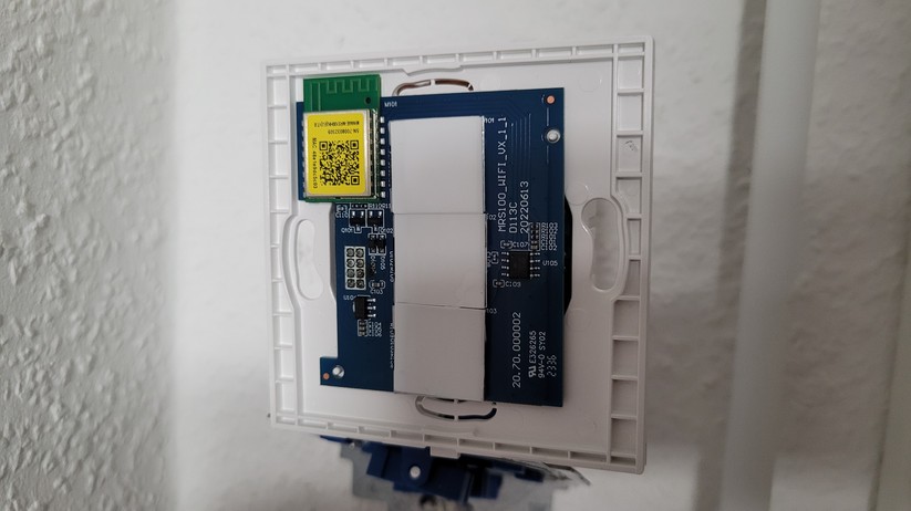 Der Refoss-Rolladenschalter ist schnell installiert und bietet LED-beleuchtete Bedienelemente.