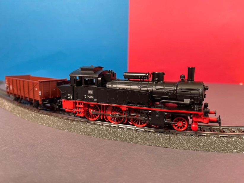 ... hier ist es aus. Je nach Ausstattung der Lokomotive gibt es Licht, Dampfgenerator und viele Soundeffekte, wie das Pfeifsignal des Zugbegleiters, Hup- und Motorgeräusche sowie Bremsenquietschen bei Bedarf.