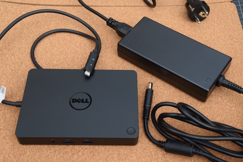 Netzteil und USB-Dock. 