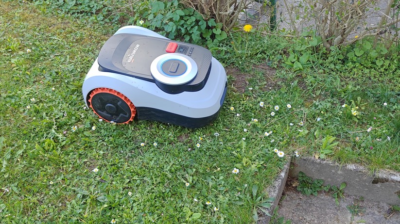 Segway Navimow i208 LiDAR: Unsere Engstelle passiert er im Test nicht zuverlässig. Einmal ist er gar umgekippt.