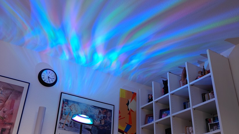 Mit der Uplighter Stehleuchte präsentiert Govee eine außergewöhnliche Stehlampe. Sie zaubert tolle Animationen an die Decke, kann aber dank einer zweiten Leuchte auch als einfache Leselampe genutzt werden. Aktuell ist sie zum neuen Tiefstpreis für 140 Euro statt 180 Euro (- 22 Prozent) erhältlich.