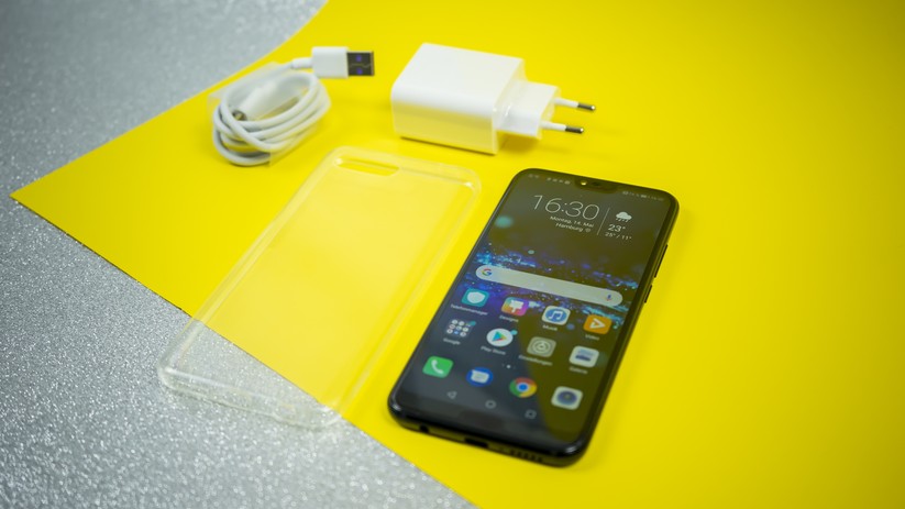 Lieferumfang des Honor 10 mit Schutzhülle, Schnellladegerät, Kabel mit USB-C sowie eine breite angebrachte Schutzfolie für das Display.
