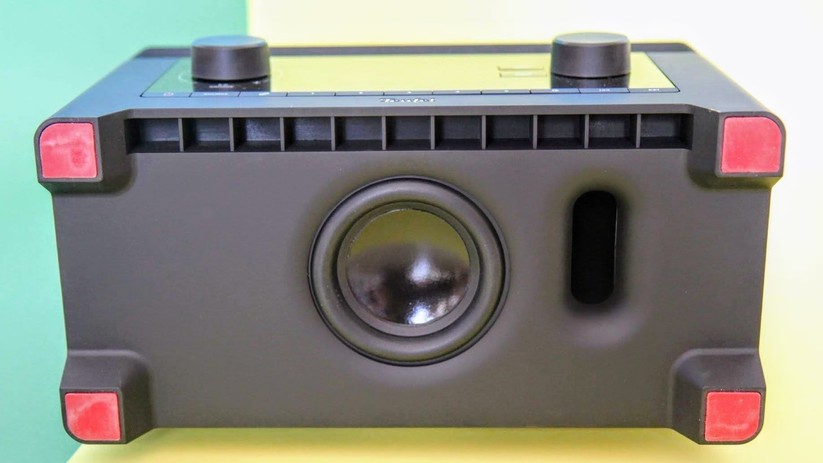 Der 90-mm-Subwoofer auf der Unterseite des Teufel 3Sixty sorgt für mächtig Bass.