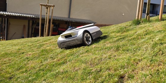 Ecovacs Goat A3000 Lidar: Dank eines Dual-Lidar-Navigationssystems kommt Ecovacs’ Spitzenmodell ohne Satellitennavigation und Begrenzungsdraht aus.