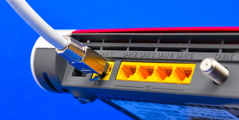 Die AVM Fritzbox 6660 Cable hat fünf gelbe Ethernet-LAN-Kabel-Anschlüsse, davon einen 2,5 GbE und vier 1 GbE (Bild: Harald Karcher).