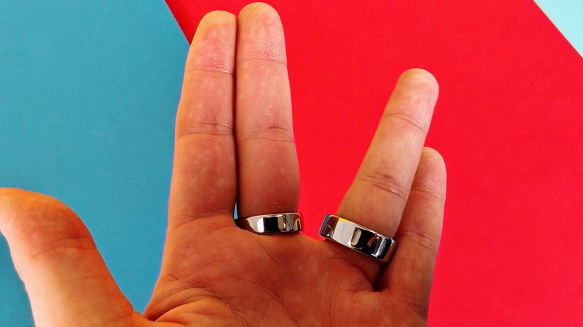 Oura Ring 5 (links) und Oura Ring 4 (rechts) im Vergleich 