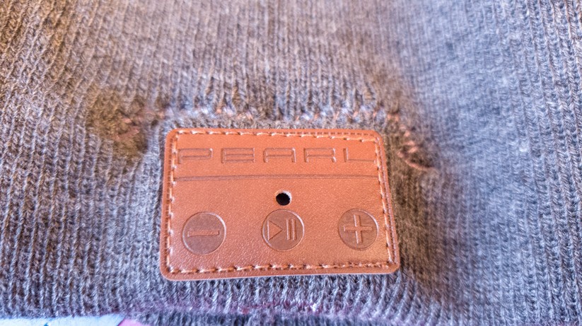 Die Bedienelemente, wie hier bei der Pearl-Mütze, sehen nett aus, sind aber blind schwer zu ertasten. 