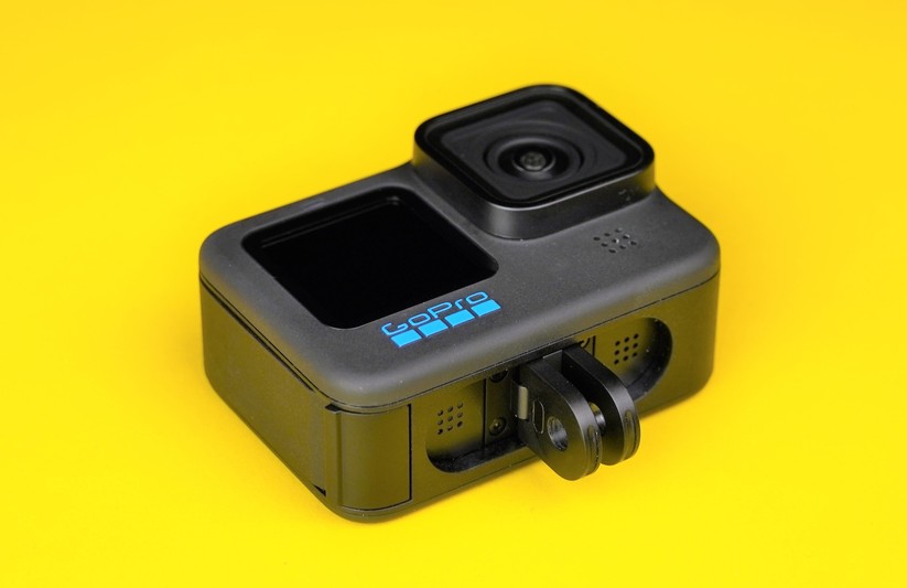 GoPro Hero10 Black: Durch das Ausklappen der im Gehäuse integrierten Metallbügel eignet sich die GoPro 10 für die schnelle Montage an kompatiblem Zubehör.