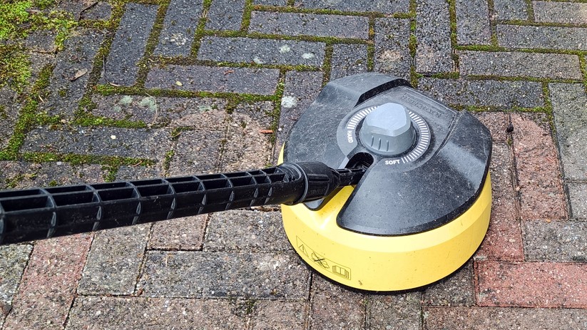 Eine Dreckfräse von Kärcher. Wer stattdessen eine Lanze benutzt, sollte sich einen Spritzschutz zulegen.