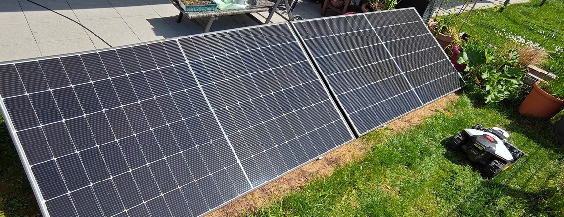 Die fast zwei Meter breiten 500-Watt-Solarpanels nehmen im Garten entsprechend Raum ein.