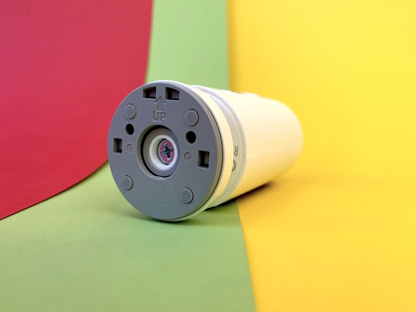 Die Ring Indoor Cam stellt man wahlweise hin oder montiert sie an Wand oder Decke