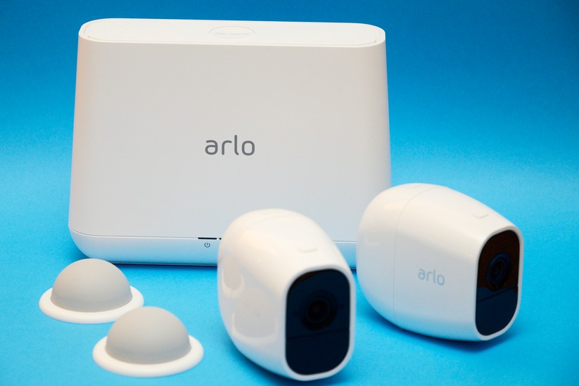 Zwei Kameras, je ein magnetischer Kamerahalter und die Basisstation: Das ist das von uns getestete „Intelligente Arlo Pro 2 Sicherheitssystem mit 2 Kameras (VMS4230)“.