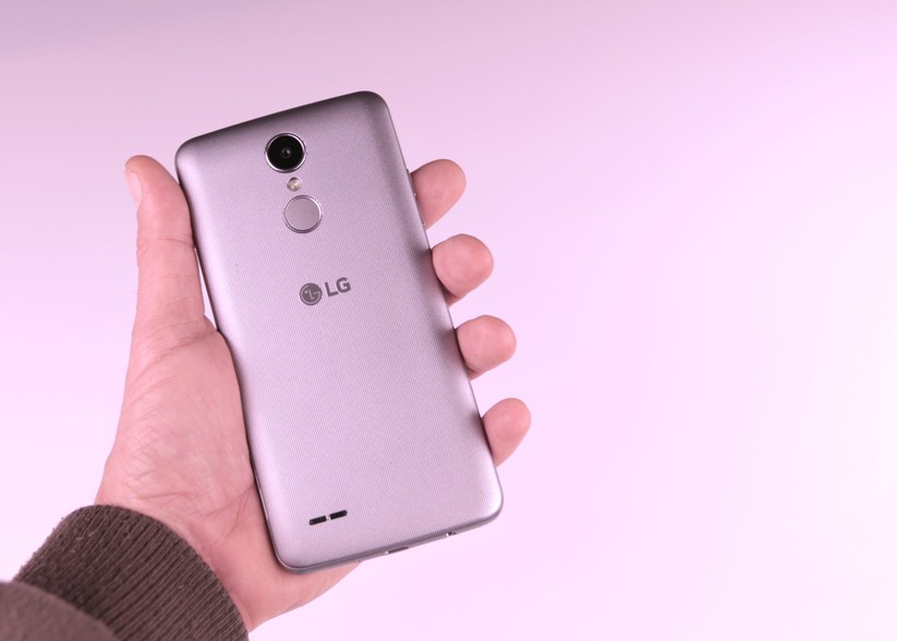 Der Rückendeckel aus geriffeltem Kunststoff wirkt billig.