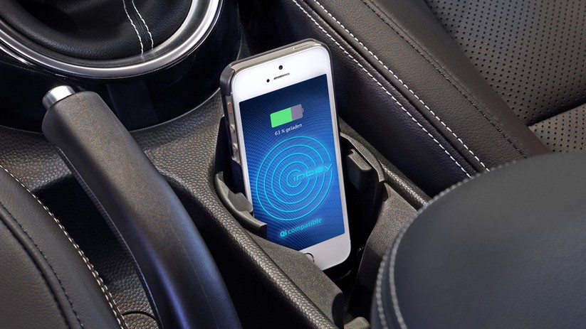 Mit dem "Ladespulenhalter Universal" lassen sich Becherhalter im Auto zur Qi-Ladestation umfunktionieren.