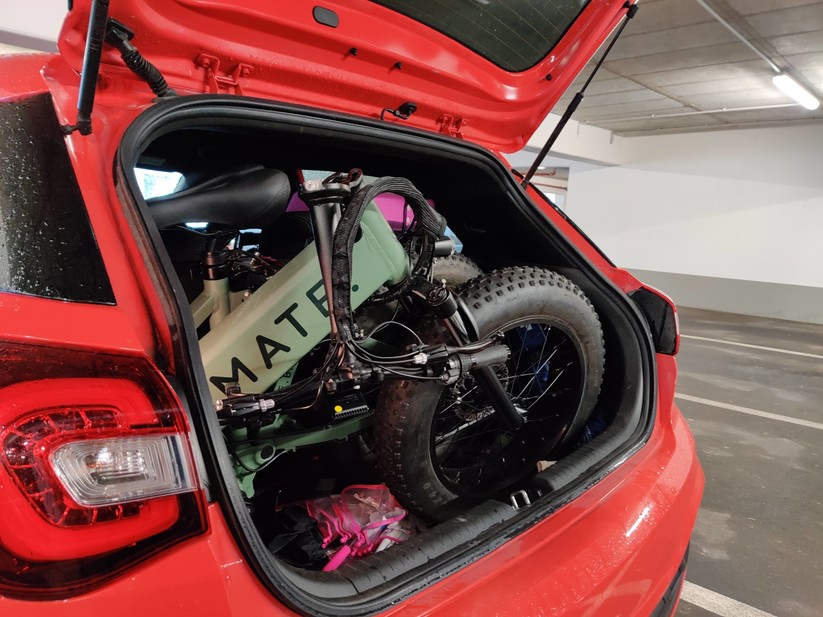 Auch in den kleinen Kofferraum eines 2019ers Hyundai i20 passt das Mate X. Wenn auch sehr knapp. 