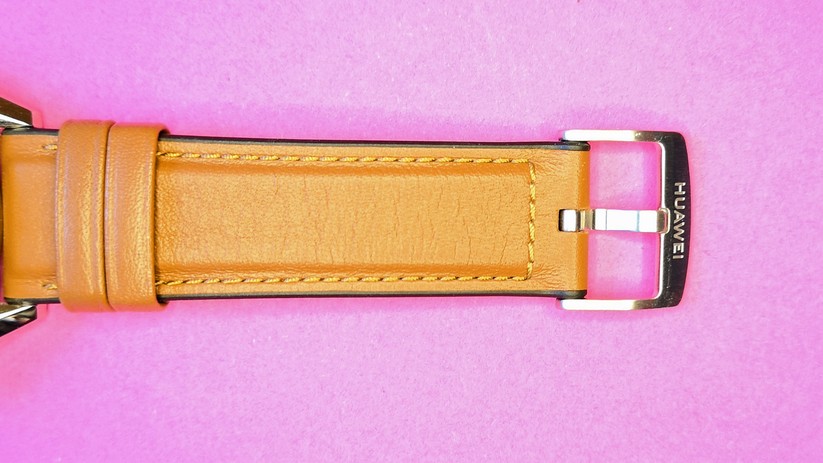 Das Armband sieht zwar nach Leder aus, besteht allerdings zum größten Teil aus Silikon.