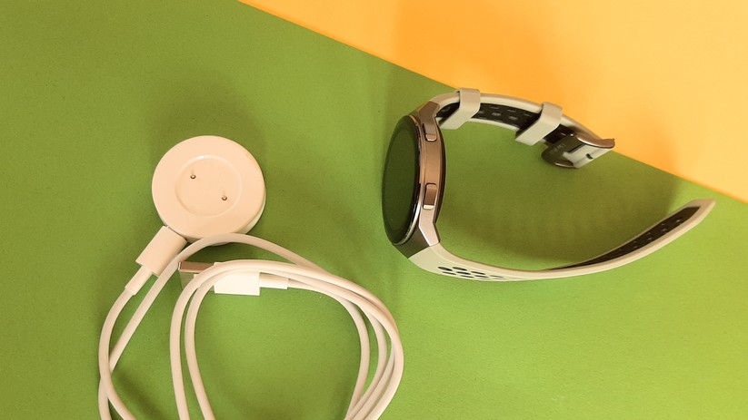 Die Uhr lädt über eine Ladeschale. 