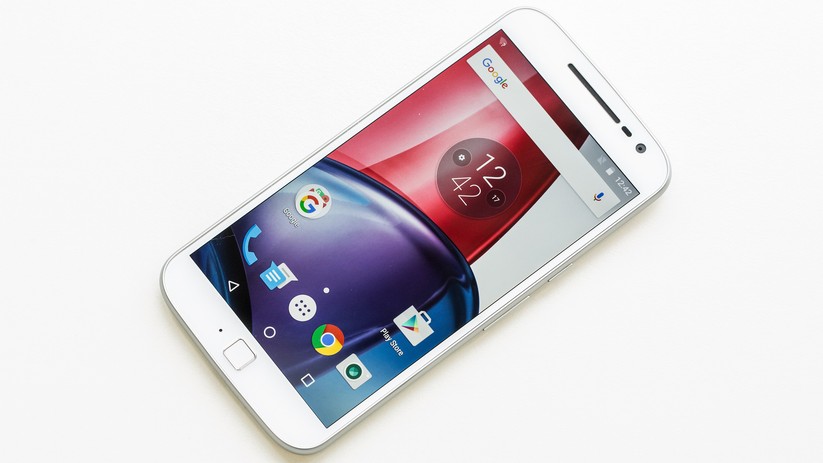 Das Moto G der vierten Generation und sein Bruder Moto G Plus sind praktisch baugleich. Einziges Unterscheidungsmerkmal auf der Vorderseite ist der Fingerabdrucksensor.