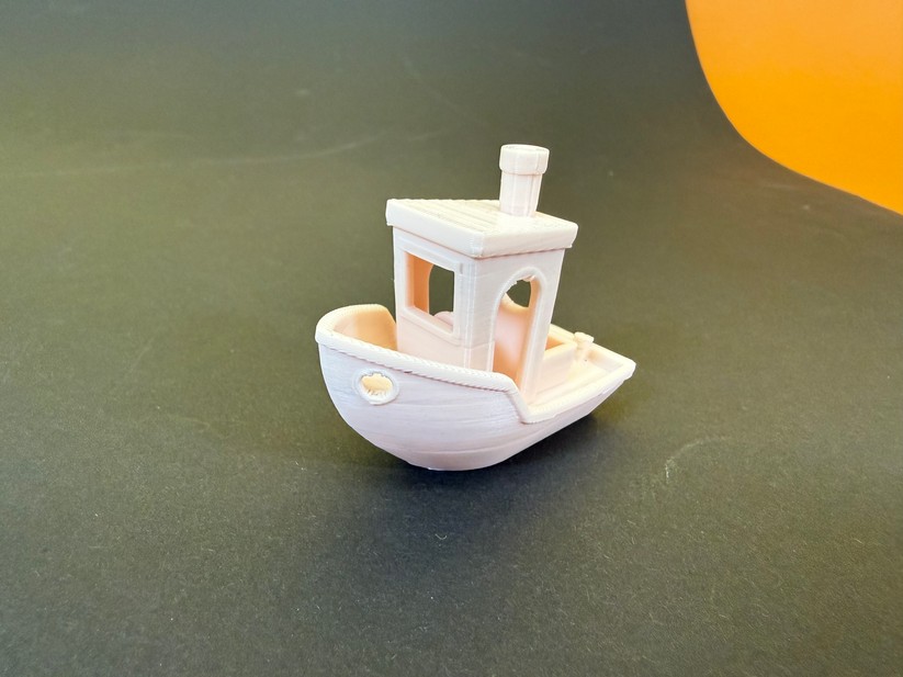 Ein schnelles Benchy ist im Speicher des Druckers bei Auslieferung hinterlegt. 