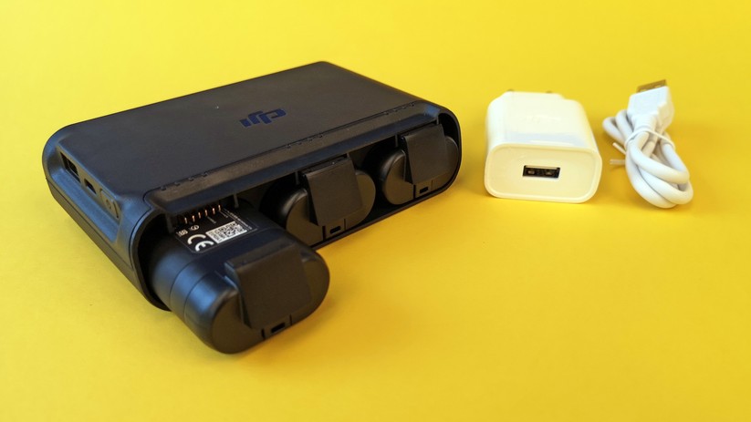 Das Ladegerät ist nur in der Fly-More-Combo enthalten. Alternativ wird der Akku direkt in der Drohne geladen.