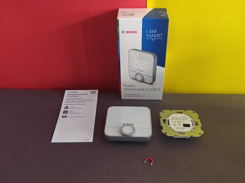 Das Bosch Raumthermostat II 230V nutzt zur Steuerung von Fußbodenheizungen die Zigbee-Funktechnik. Obwohl es damit grundsätzlich einen Hub benötigt, sind Anwender nicht auf das Bosch-Ökosystem festgelegt: Das Thermostat kann auch direkt in Home Assistant eingebunden werden.