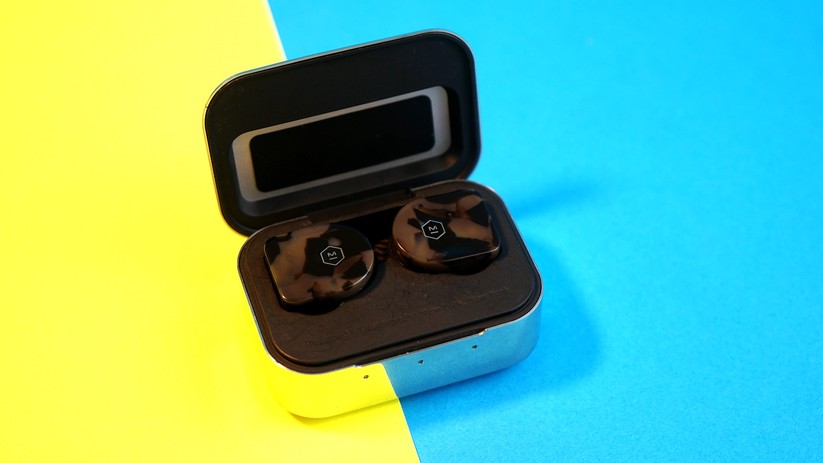 Master & Dynamics MW07: Die Ladebox lädt die Kopfhörer bis zu dreimal auf. 