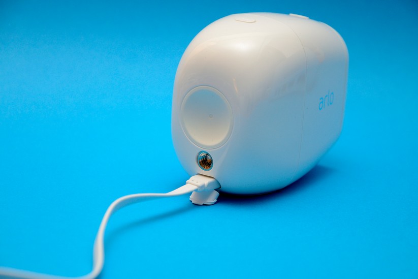 Gut: Die Arlo 2 verfügt über ein solides Stativgewinde und ist damit universell zu befestigen. Nicht so gut: Die Stromversorgung befindet sich direkt unter dem Stativgewinde. Bei üblichen Stativtellern kommen sich Strom und Stativ damit in die Quere.