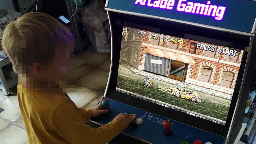 Arcade-Automaten im Retro-Look: Der Nachwuchs beim Test des Arcade-Automaten.