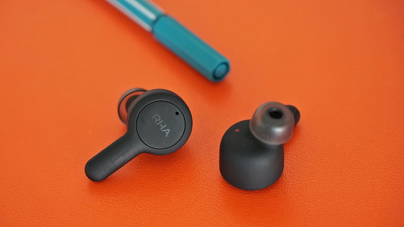 DIe RHA True Connect haben zahlreiche Silikonaufsätze, mit denen man sie für die meisten Gehörgänge anpassen kann. 