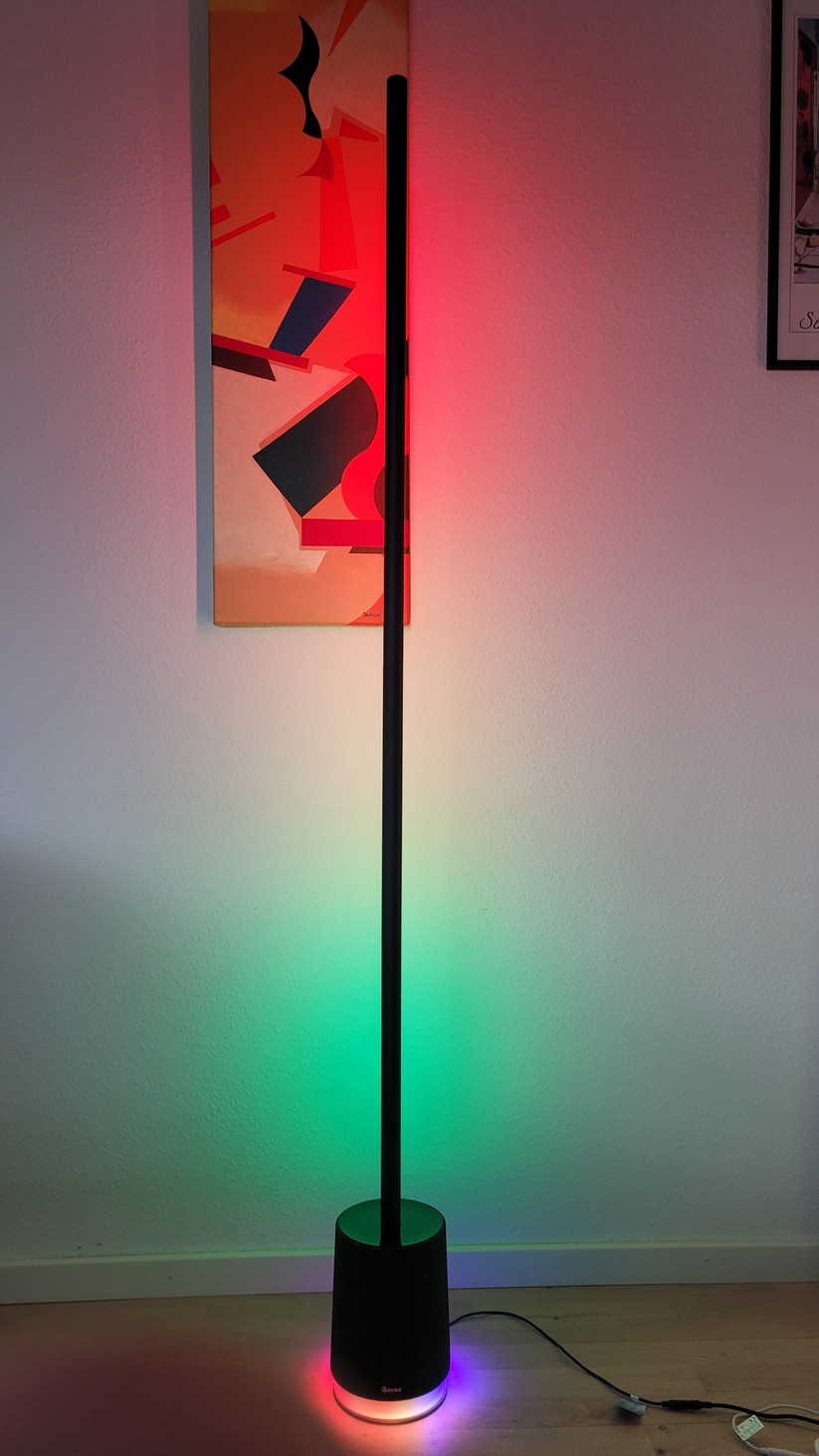 Govee Floor Lamp Pro: Einwandfreie Farbübergänge, LEDs nicht zu sehen und beleuchteter Sockel mit integriertem Bluetooth-Lautsprecher
