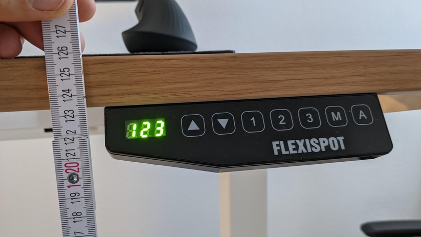 Der Tisch von Flexispot erreicht eine Höhe von 126 Zentimetern. Derartige Höhen benötigen vor allem sehr großen Menschen.