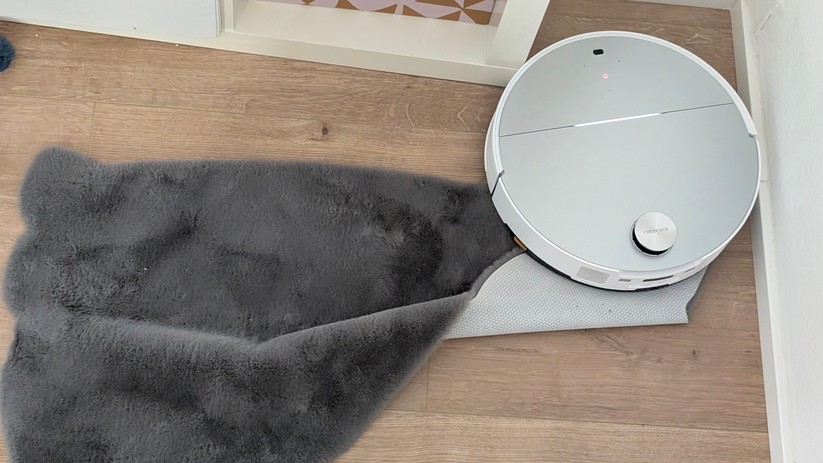 Kleine Teppiche hat der Roborock Saros 10 zum Fressen gern.