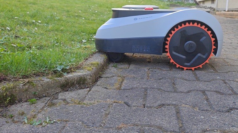 Randsteine mit einer Höhe von 4-5 cm verhindern, dass der Navimow i208 abgelegene Zonen erreicht.