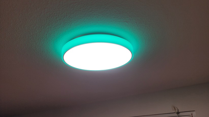 Die Aqara Deckenleuchte T1M funkt mit Zigbee und benötigt daher einen Hub. Sie ist außerdem kompatibel zu Homekit und Matter, sodass sie auch von anderen Smart-Home-Zentralen wie Apple Home, Samsung Smartthings, Homey Pro, Home Assistant, Google Home sowie Amazon Echo und Echo Hub steuern lässt. Die Hauptlampe mit einem Durchmesser von knapp 50 cm unterstützt eine Weißfarbton-Steuerung, während das umlaufende Seitenlicht dank RGBIC-Technik sehenswerte Animationen und Farbverläufe darstellen kann. Ihre LEDs sind hell genug, um einen Raum mit einer Größe von bis zu 25 m² zu beleuchten. Die maximale Leistungsaufnahme beträgt 25 Watt.  