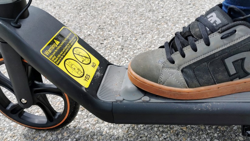 Kugoo Kirin Mini 2: Das Gaspedal ist für Kinder einfacher zu Bedienen als ein Gashebel.