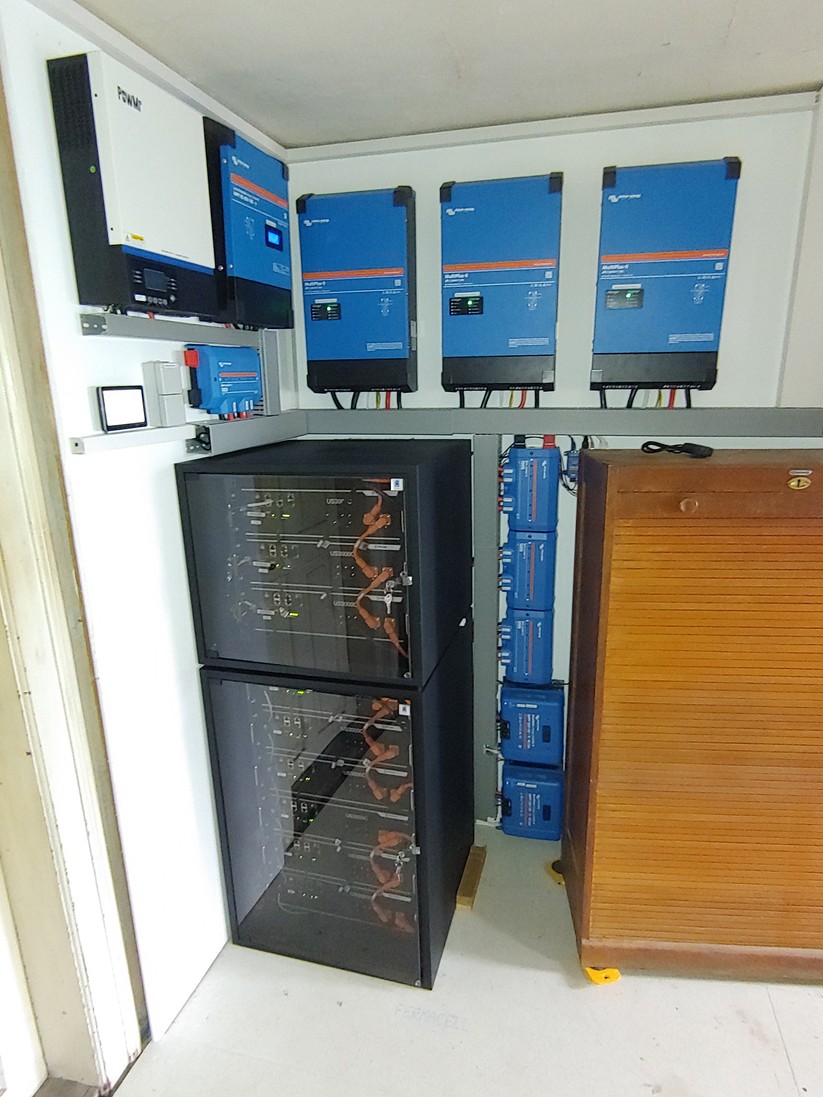 Gesamte Anlage mit Laderegler, DC-Verteilung, Akku und drei Inverter von Victron Energy