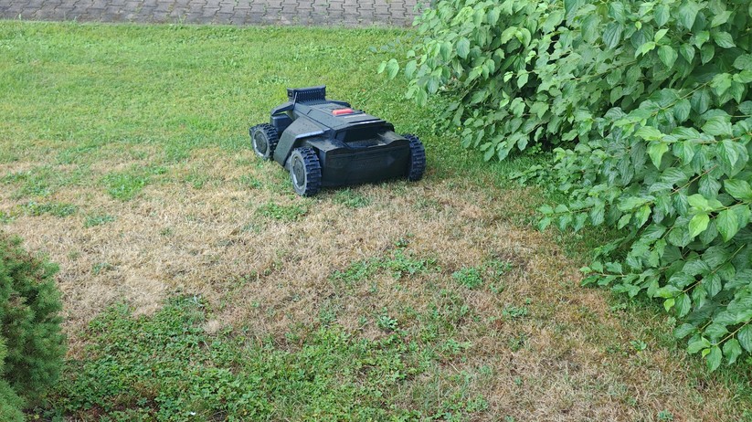Segway Navimow X420: Großer und schwerer Allrad-Mähroboter mit RTK- und Kamera-Navigation für Rasenflächen bis 2000 m², 42 cm Schnittbreite, lenkbare Vorderräder, aber ohne Kantenschnittoptimierung.