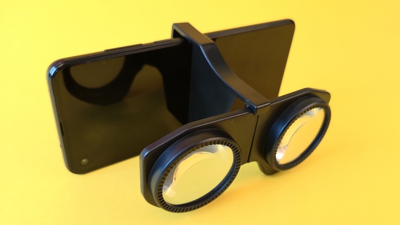 Die beigelegte 3D-Linse für Smartphones ist nur eine Notlösung. Hier lohnt die Investition in eine günstige VR-Brille.