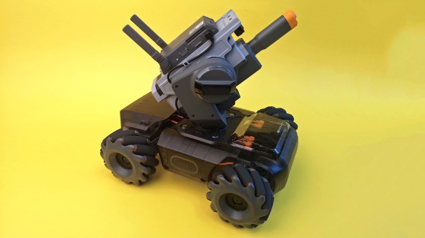 DJI Robomaster S1: Der programmierbare Roboter schießt mit kleinen Gel-Kugeln.
