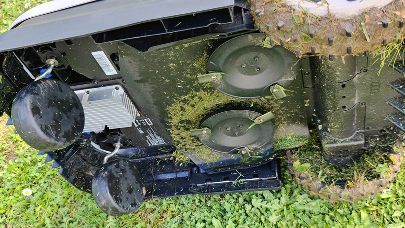 Die Ecovacs-Modelle A1600 RTK und A3000 Lidar bieten mit 33 cm eine große Schnittbreite. Außerdem ist der Abstand von Gehäuse zum Mähteller mit nur 5 cm extrem gering. Entsprechend bleibt bei einem Rasenrand mit fester Begrenzung nur ein schmaler Streifen ungemäht.