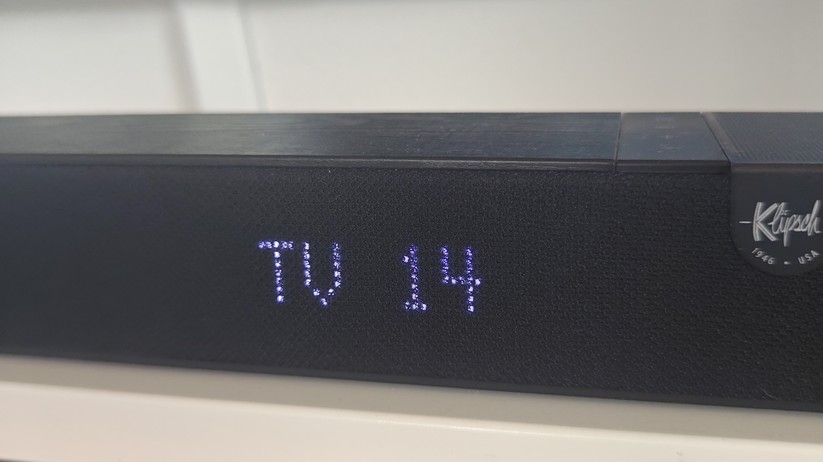 Ein integriertes LED-Matrix-Display leuchtet bei jeder Änderung von Einstellungen wie der Lautstärke auf und zeigt dabei sowohl den aktuellen Pegel als auch die aktive Quelle (z. B. TV) an.